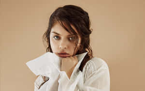 Odeya Rush Wearing A Shirt With Cuffs Wallpaper