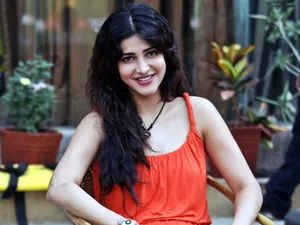 Orange Top Shruti Hassan Hd Wallpaper
