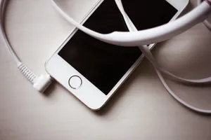 Original Iphone 5 With Headphones Wallpaper