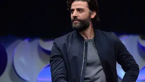 Oscar Isaac Simple Outfit Wallpaper