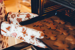 Oven Mitt And Tray Of Cookie Wallpaper