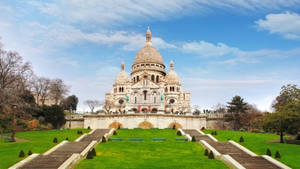 Pathway To Sacre Coeur Basilica Wallpaper