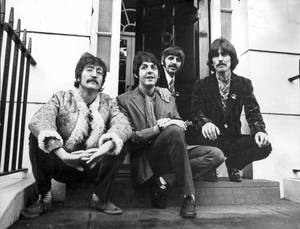 Paul Mccartney Beatles Sitting Doorway Wallpaper