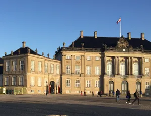 People In Amalienborg Palace Wallpaper