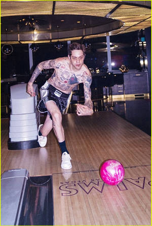 Pete Davidson Bowling In Vegas Wallpaper