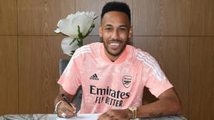 Pierre-emerick Aubameyang Signing Contract Wallpaper