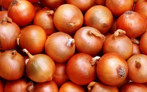 Pile Of Onions With Orange Skin Wallpaper