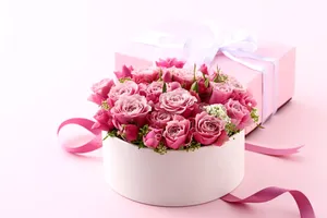 Pink Roses In A Round Box Wallpaper