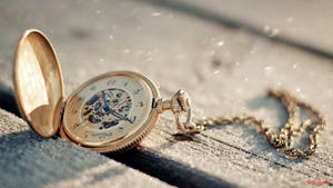 Pocket Watch On Wood Tiempo Background Wallpaper