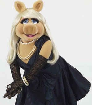 Pretty Miss Piggy Elegant Black Dress Wallpaper