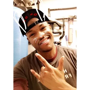 Prettyboyfredo Enjoying A Casual Day At The Beach Wallpaper