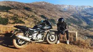 Pulsar 220 Hd On A Hill Wallpaper