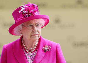 Queen Elizabeth In Fuchsia Pink Ensemble Wallpaper