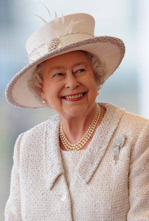 Queen Elizabeth Pearl Necklace Wallpaper