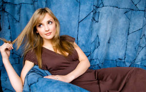 Rachael Leigh Cook In Brown Outfit Wallpaper