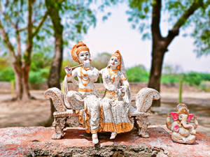 Radha Krishna 3d With Ganesha Miniature Statues Wallpaper