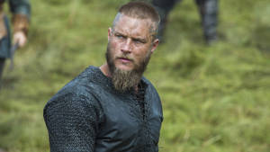 Ragnar Lothbrok 4k Vikings Looking To Side Wallpaper