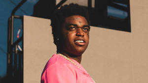 Rapper Juice Wrld 999 With Gold Necklace Wallpaper