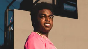 Rapper Juice Wrld 999 With Gold Necklace Wallpaper