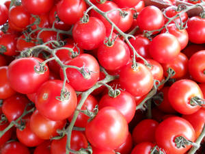 Red 4k Uhd Small Tomatoes Wallpaper