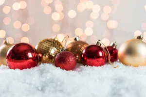 Red Christmas Tree Decorations Wallpaper