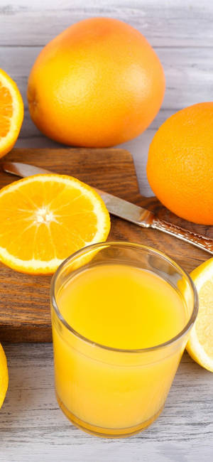 Refreshing Orange Juice With Sliced Oranges Wallpaper