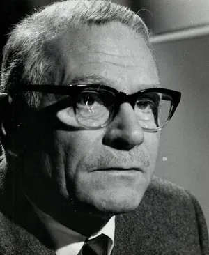 Renowned Actor Laurence Olivier In Role Wallpaper