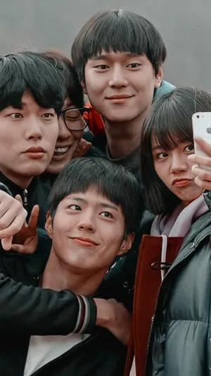 Reply 1988 Group Selfie Wallpaper
