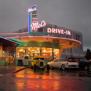 Retro Diner Mel's Drive In Wallpaper
