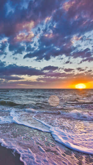 Revel In Tranquility With The Peaceful Blue Hues Of An Ocean Aesthetic Phone. Wallpaper