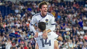 Riqui Puig Piggyfront Hug Chicharito Happy Celebration Wallpaper