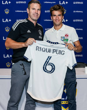 Riqui Puig Pose Football Jersey La Galaxy Wallpaper