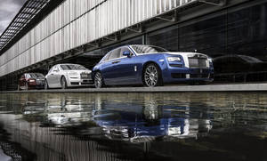Rolls-royce 4k Cars On Side Of Building Wallpaper