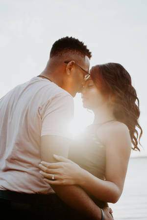 Romantic Couple Intimate Sunlight Kiss Wallpaper