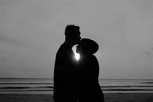 Romantic Couple Ocean Kiss Silhouette Wallpaper