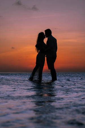 Romantic Couple Ocean Sunset Kiss Wallpaper