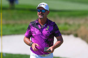 Rory Sabbatini In Bright Violet Shirt Wallpaper