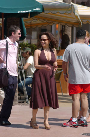 Rosie Perez Walking Miami Beach Wallpaper