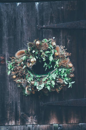Rustic Christmas Wreath Adding Charm To The Holiday Ambiance Wallpaper