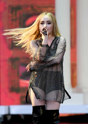 Sabrina Carpenter Performing Live Wallpaper