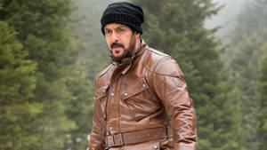Salman Khan Hd Tiger Zinda Hai Jacket And Bonnet Wallpaper