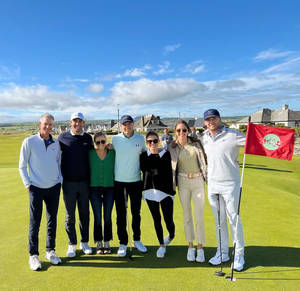 Sam Burns And Scottie Scheffler Group Photo Wallpaper