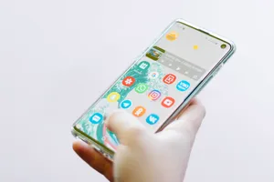 Samsung Galaxy S10 Phone Wallpaper