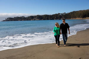 San Simeon Couple Wallpaper