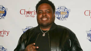 Sean Kingston Peace Sign Gesture Wallpaper