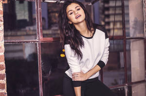 Selena Gomez Casual Look Wallpaper
