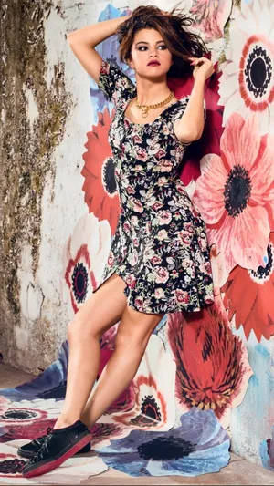 Selena Gomez Showin Off Her New Iphone Wallpaper