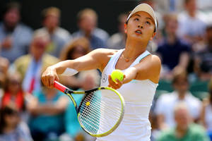 Serve Toss Shuai Peng Blurry Backdrop Wallpaper