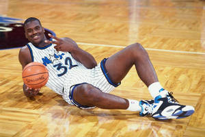 Shaquille O'neal Peace Sign Wallpaper