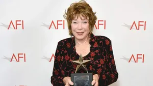 Shirley Maclaine Afi Award Trophy Wallpaper